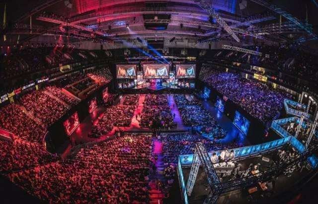 LPL解说瞳夕虎牙传奇杯晒照：今天继续见