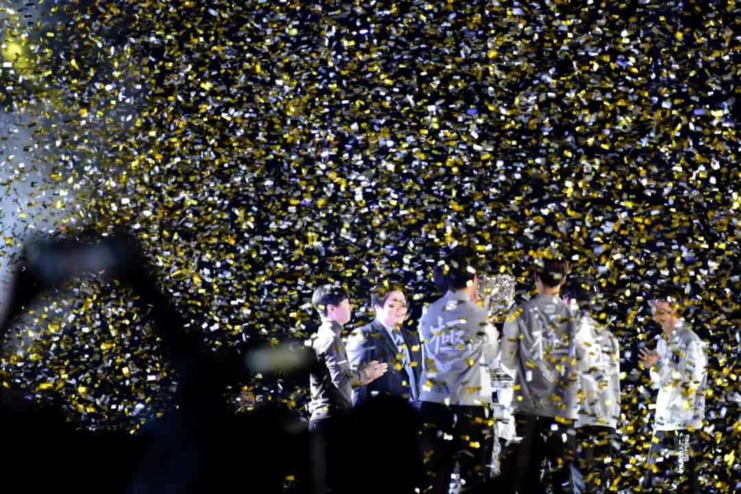 英雄联盟LPL夏季赛：FPX慢热憾负，粉丝们直称吐血